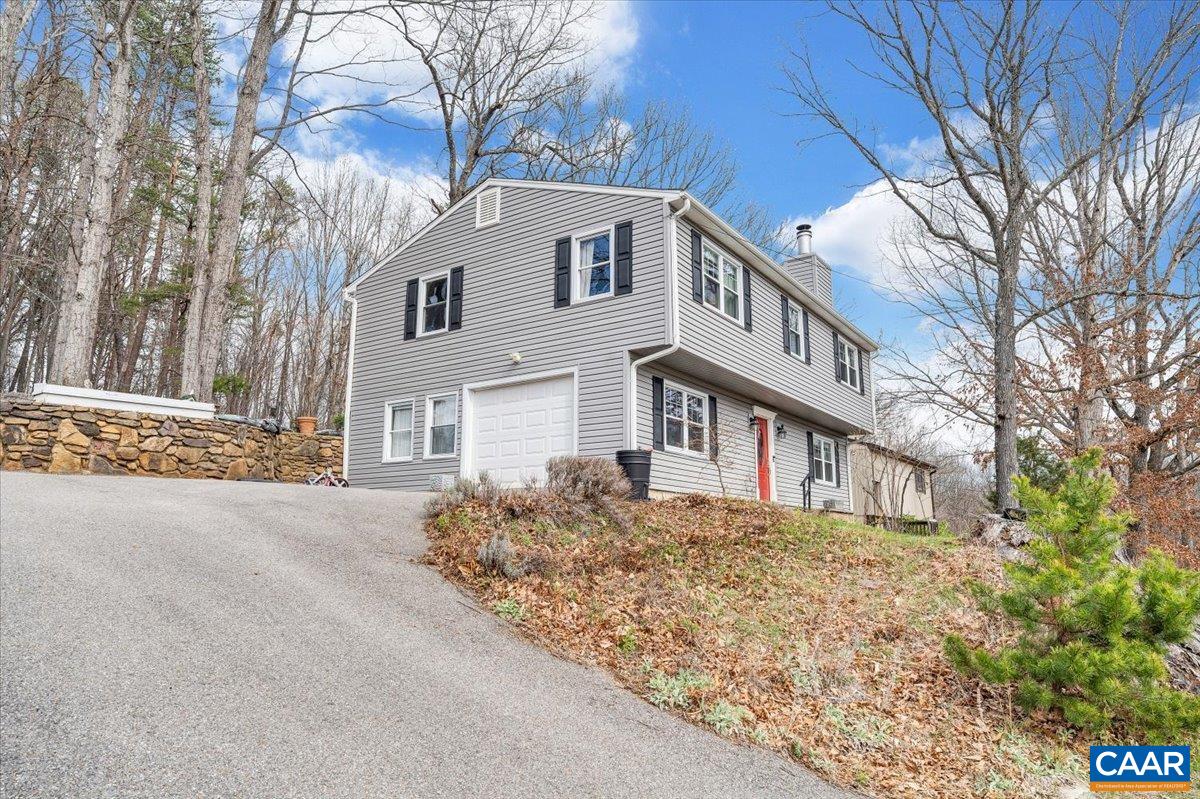 1512 GLENWOOD CIR, ROANOKE, Virginia 24014, 4 Bedrooms Bedrooms, ,2 BathroomsBathrooms,Residential,R onto Garden City SE, L onto Mabry Ave, L Ventnor,1512 GLENWOOD CIR,674669 MLS # 674669