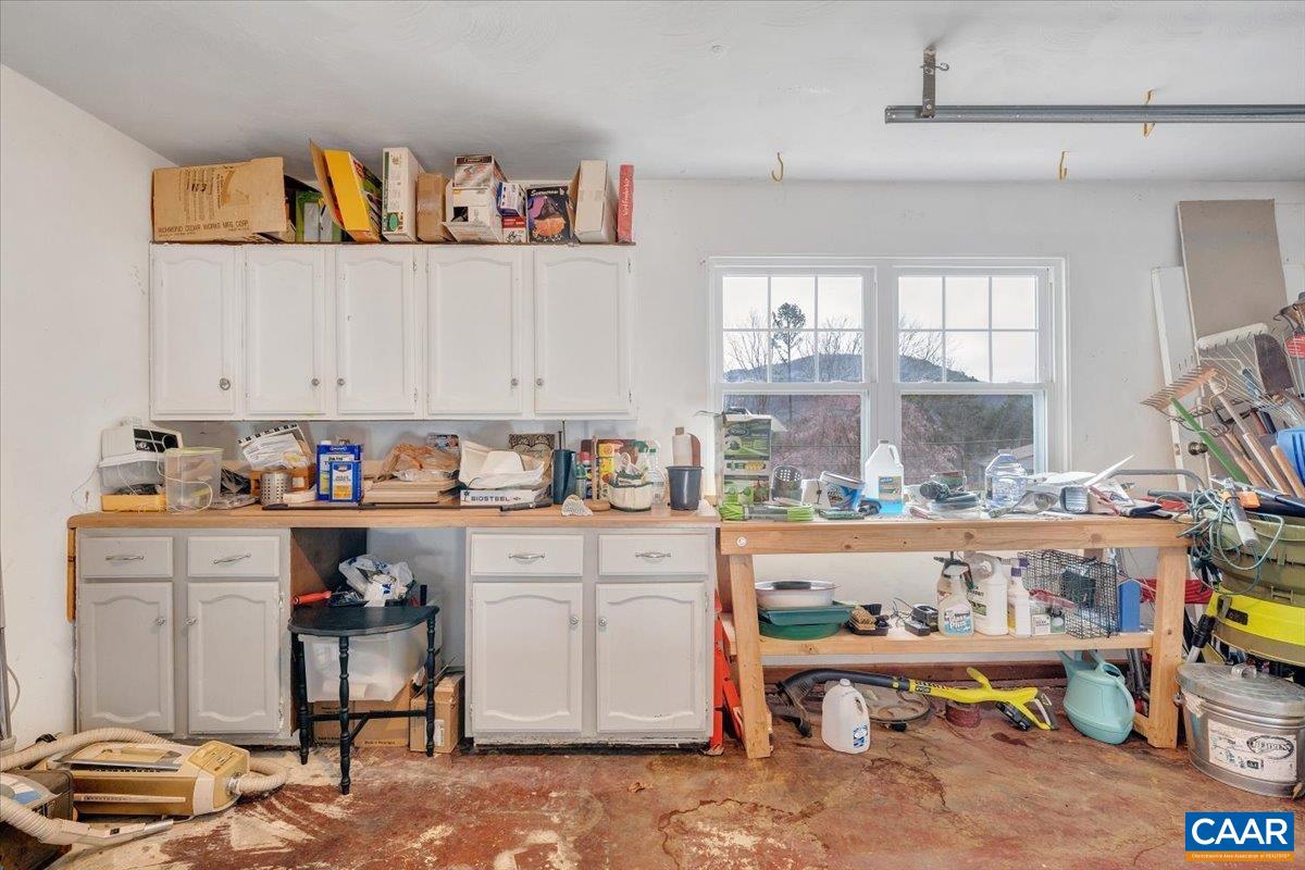 1512 GLENWOOD CIR, ROANOKE, Virginia 24014, 4 Bedrooms Bedrooms, ,2 BathroomsBathrooms,Residential,R onto Garden City SE, L onto Mabry Ave, L Ventnor,1512 GLENWOOD CIR,674669 MLS # 674669