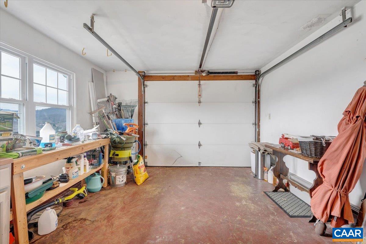 1512 GLENWOOD CIR, ROANOKE, Virginia 24014, 4 Bedrooms Bedrooms, ,2 BathroomsBathrooms,Residential,R onto Garden City SE, L onto Mabry Ave, L Ventnor,1512 GLENWOOD CIR,674669 MLS # 674669