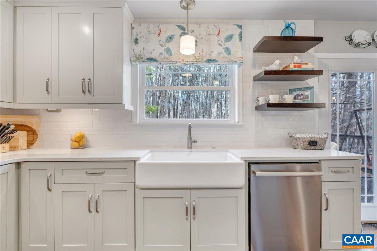 1512 GLENWOOD CIR, ROANOKE, Virginia 24014, 4 Bedrooms Bedrooms, ,2 BathroomsBathrooms,Residential,R onto Garden City SE, L onto Mabry Ave, L Ventnor,1512 GLENWOOD CIR,674669 MLS # 674669