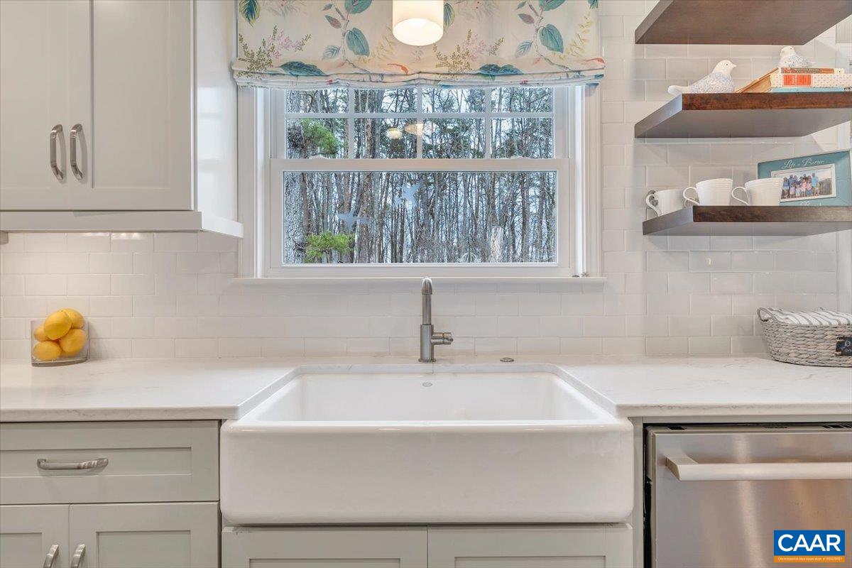 1512 GLENWOOD CIR, ROANOKE, Virginia 24014, 4 Bedrooms Bedrooms, ,2 BathroomsBathrooms,Residential,R onto Garden City SE, L onto Mabry Ave, L Ventnor,1512 GLENWOOD CIR,674669 MLS # 674669