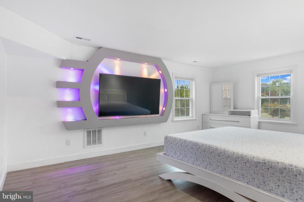 19 TWIN SPRINGS DR, FREDERICKSBURG, Virginia 22407, 5 Bedrooms Bedrooms, ,4 BathroomsBathrooms,Residential,19 TWIN SPRINGS DR,VASP2040192 MLS # VASP2040192