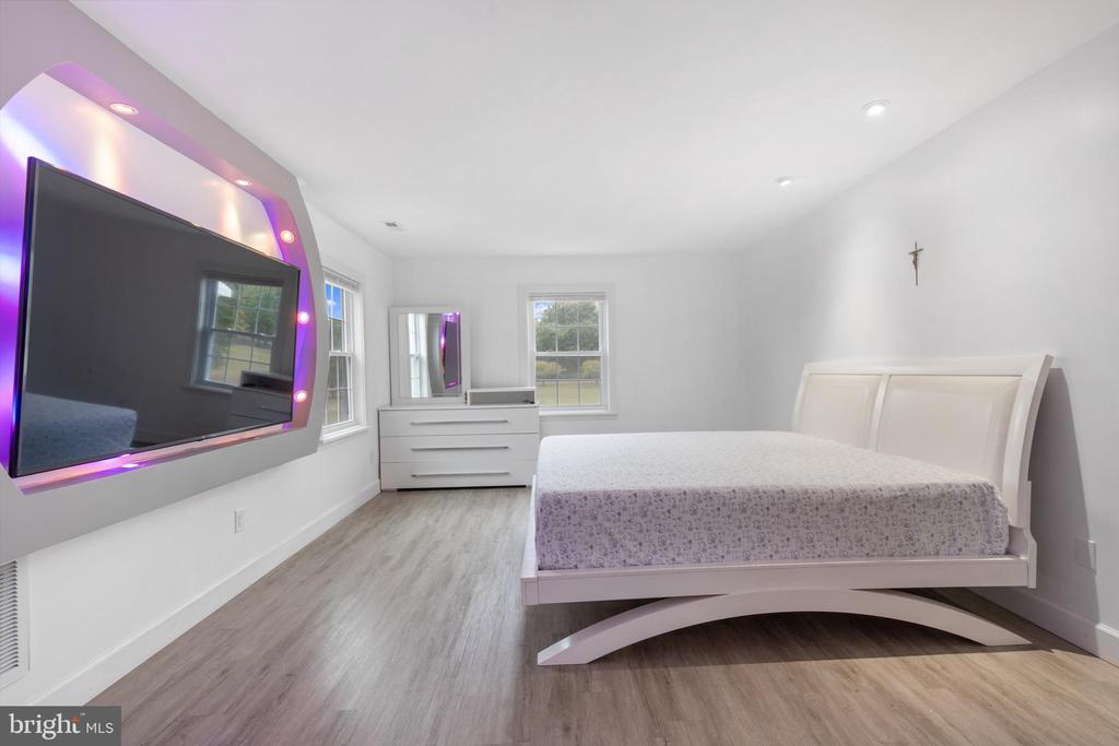 19 TWIN SPRINGS DR, FREDERICKSBURG, Virginia 22407, 5 Bedrooms Bedrooms, ,4 BathroomsBathrooms,Residential,19 TWIN SPRINGS DR,VASP2040192 MLS # VASP2040192