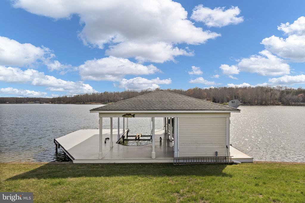 6109 LAKE FRONT WAY, SPOTSYLVANIA, Virginia 22551, 5 Bedrooms Bedrooms, ,6 BathroomsBathrooms,Residential,6109 LAKE FRONT WAY,VASP2039924 MLS # VASP2039924