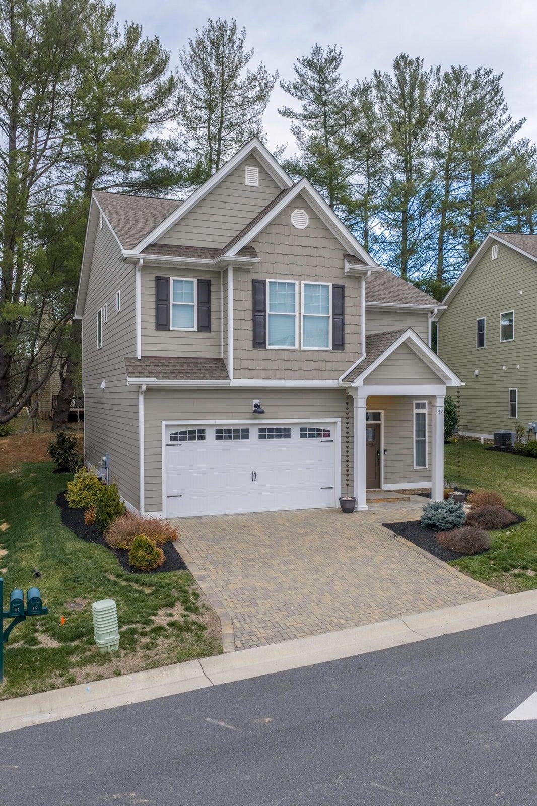 Nearby to Washington & Lee and VMI campuses.