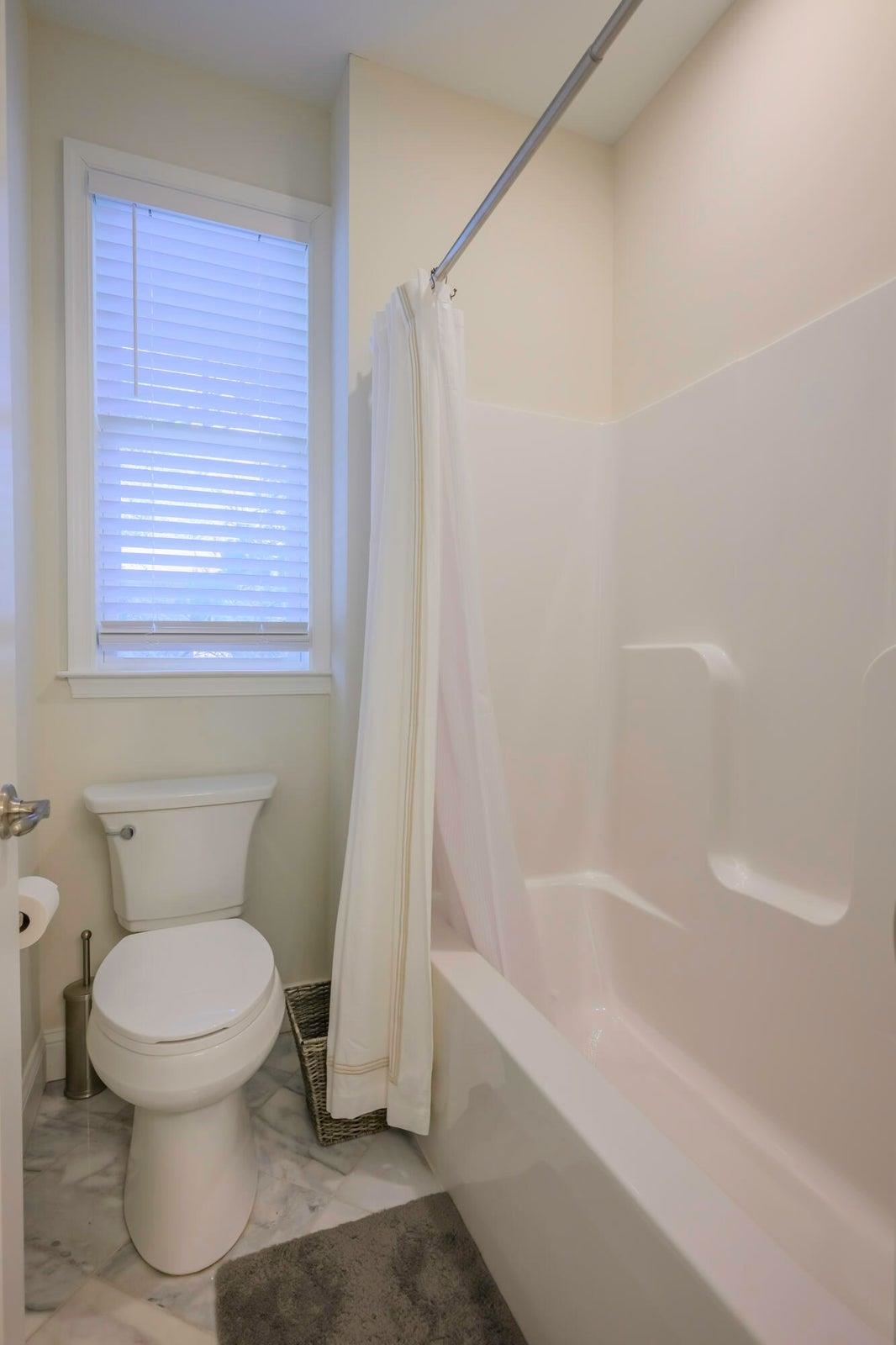 Shared bath for BRs 2 & 3