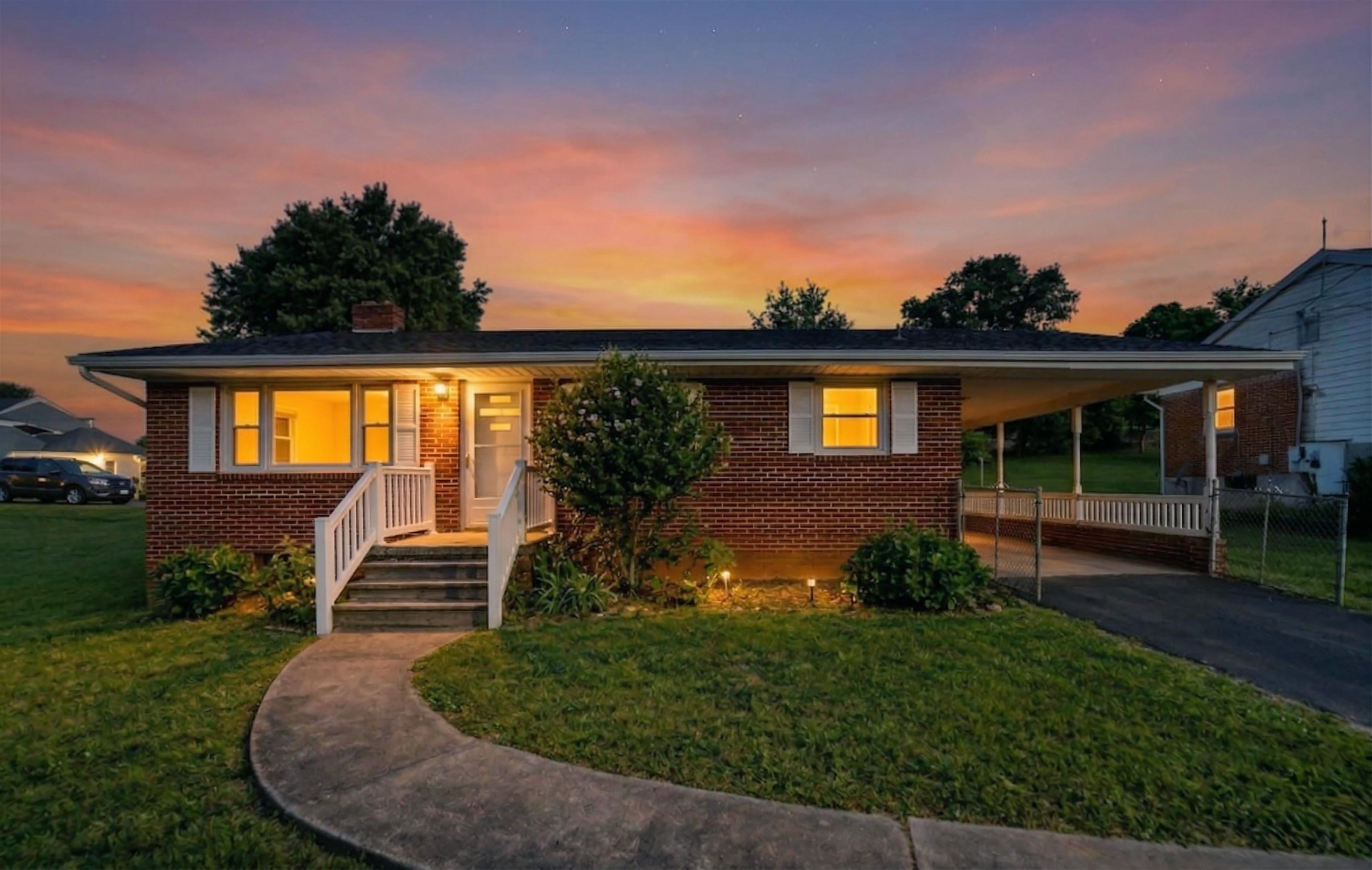 208 GEORGE ST, STAUNTON, Virginia 24401, 3 Bedrooms Bedrooms, ,1 BathroomBathrooms,Residential,208 GEORGE ST,674800 MLS # 674800