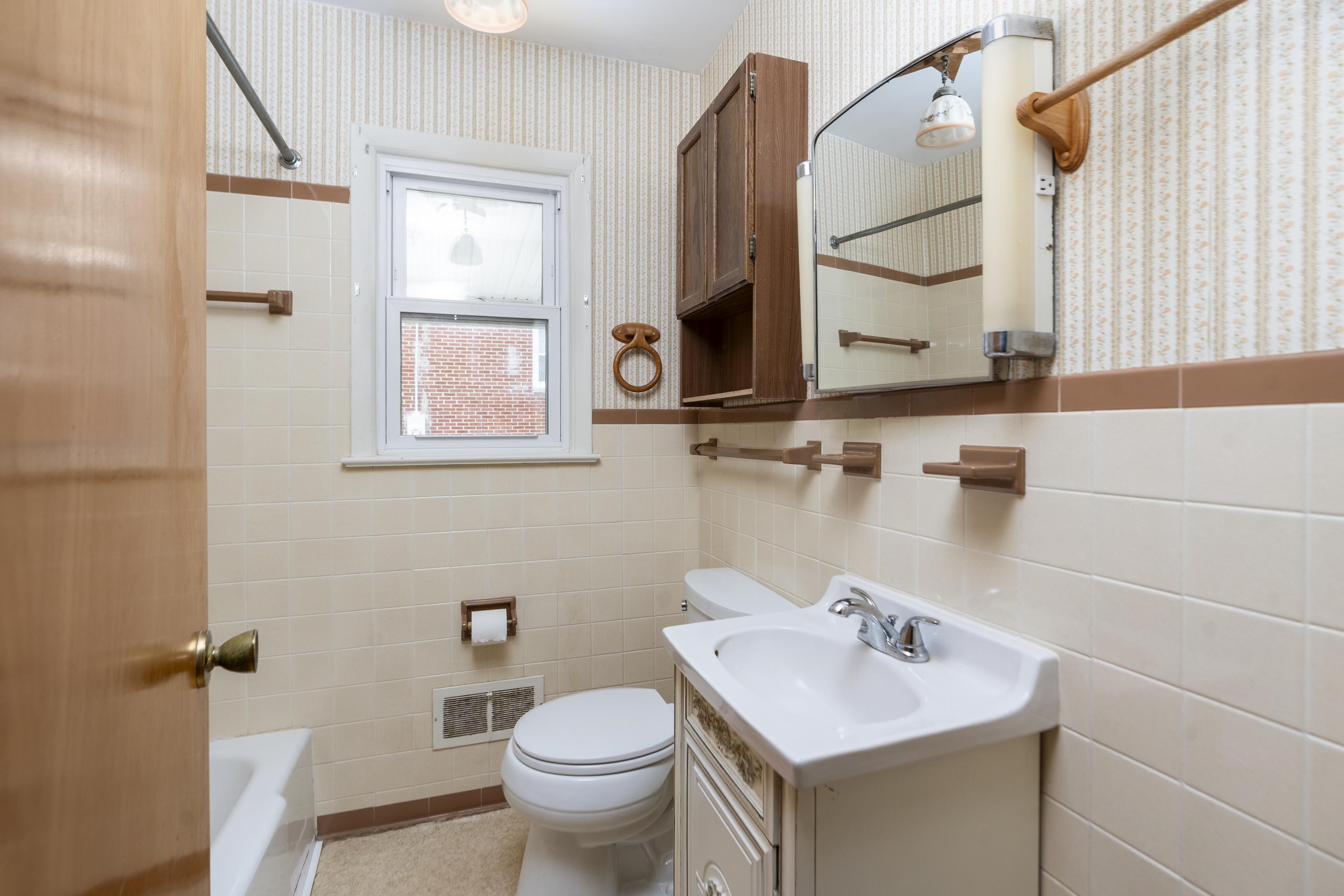 208 GEORGE ST, STAUNTON, Virginia 24401, 3 Bedrooms Bedrooms, ,1 BathroomBathrooms,Residential,208 GEORGE ST,674800 MLS # 674800