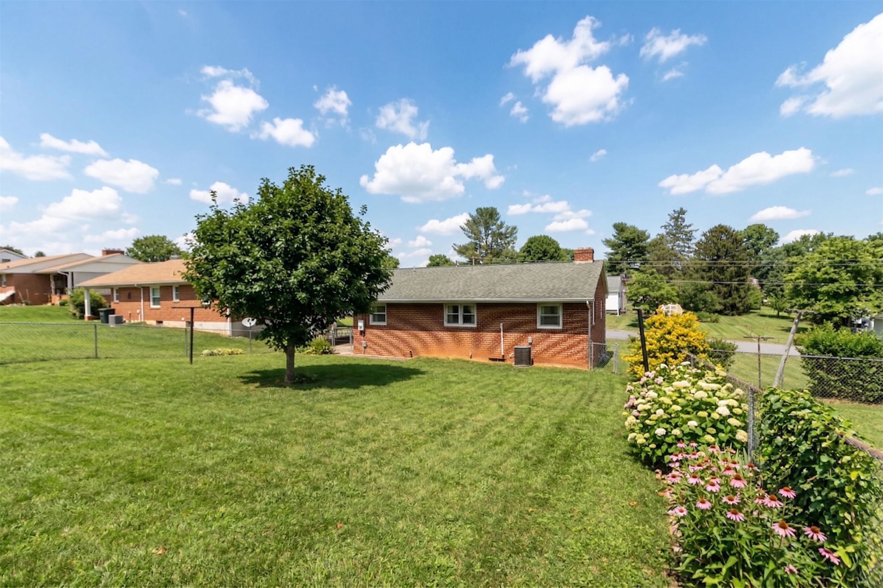 208 GEORGE ST, STAUNTON, Virginia 24401, 3 Bedrooms Bedrooms, ,1 BathroomBathrooms,Residential,208 GEORGE ST,674800 MLS # 674800