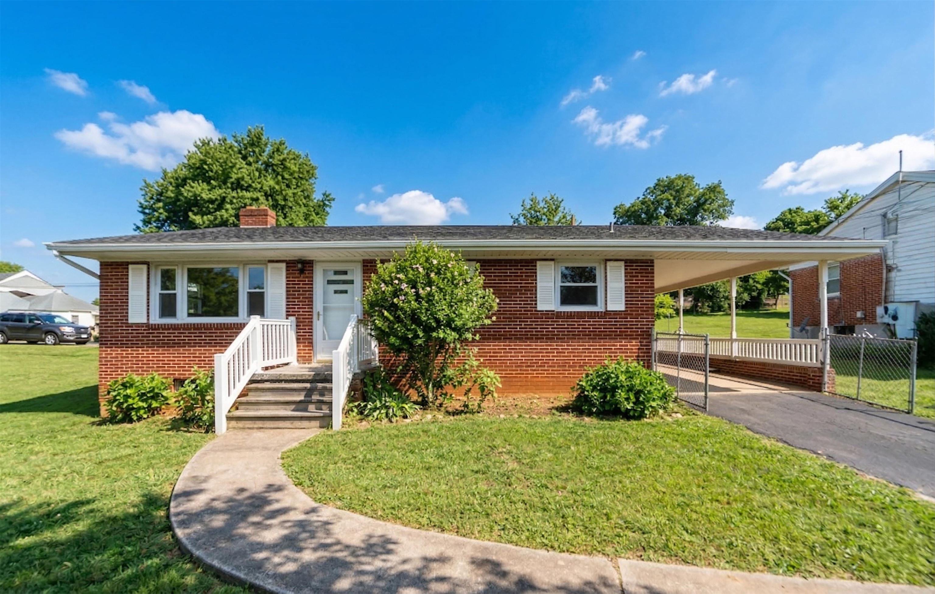 208 GEORGE ST, STAUNTON, Virginia 24401, 3 Bedrooms Bedrooms, ,1 BathroomBathrooms,Residential,208 GEORGE ST,674800 MLS # 674800