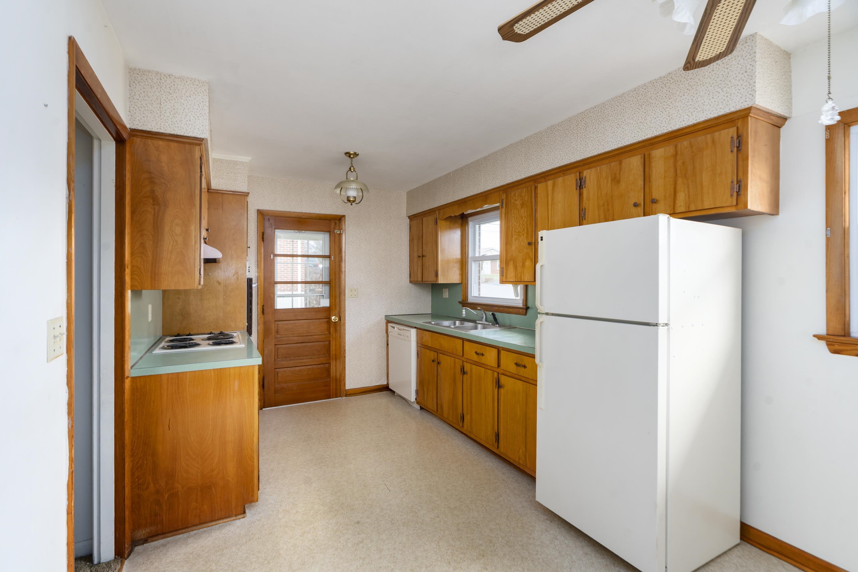 208 GEORGE ST, STAUNTON, Virginia 24401, 3 Bedrooms Bedrooms, ,1 BathroomBathrooms,Residential,208 GEORGE ST,674800 MLS # 674800