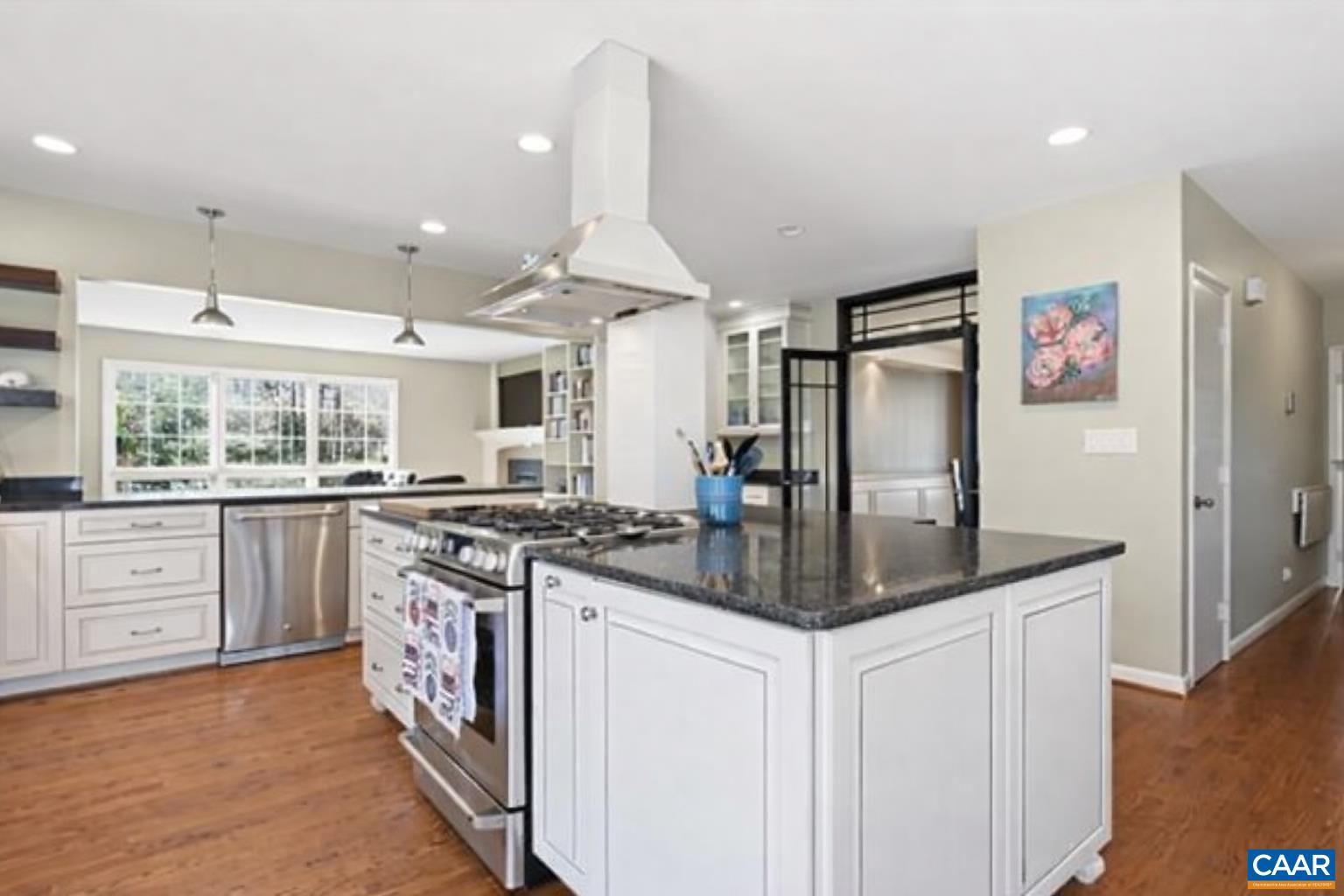 Photo shows the column white.