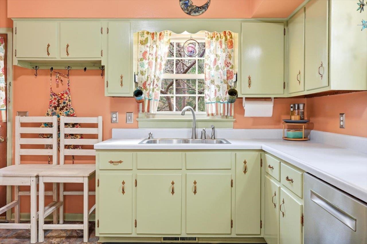 408 ROBIN ST, STAUNTON, Virginia 24401, 3 Bedrooms Bedrooms, ,2 BathroomsBathrooms,Residential,408 ROBIN ST,674844 MLS # 674844 408 ROBIN ST, STAUNTON, Virginia 24401, 3 Bedrooms Bedrooms, ,2 BathroomsBathrooms,Residential,408 ROBIN ST,674844 MLS # 674844