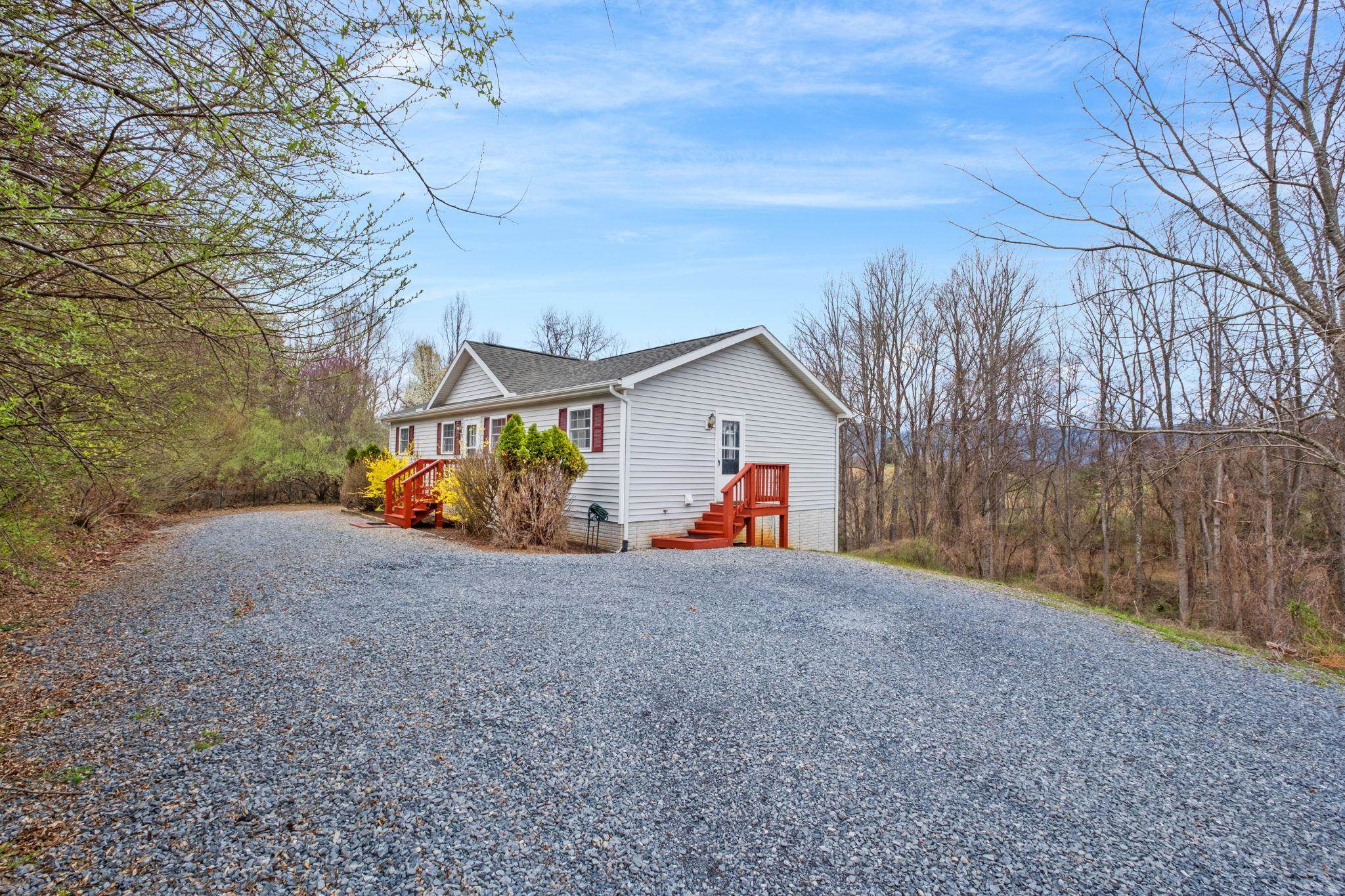 60 PATHFINDER DR, LEXINGTON, Virginia 24450, 2 Bedrooms Bedrooms, ,2 BathroomsBathrooms,Residential,60 PATHFINDER DR,674847 MLS # 674847