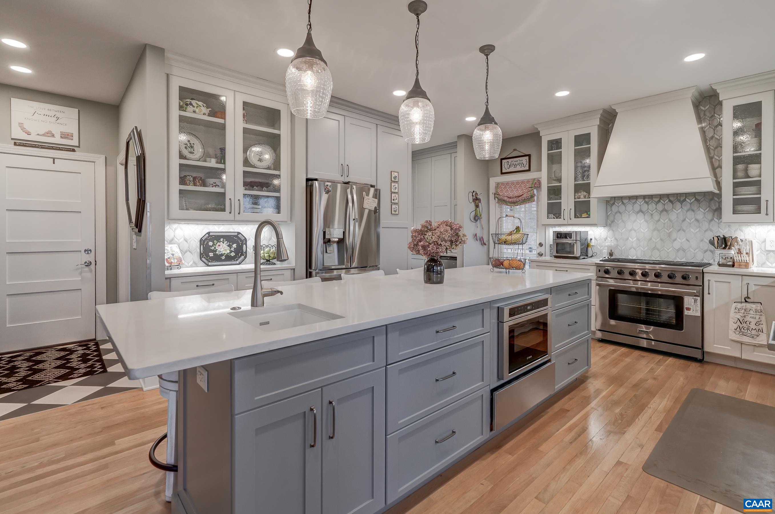 Professional gas range with hood, and other high-end stainless appliances are a chefs dream! Professional gas range with hood, and other high-end stainless appliances are a chefs dream!