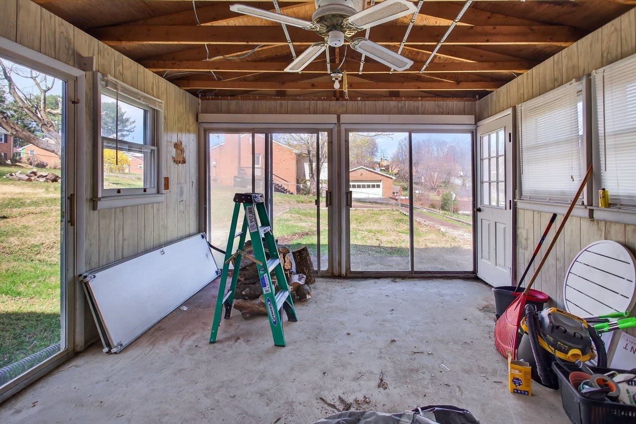 207 BURNLEY DR, STAUNTON, Virginia 24401, 4 Bedrooms Bedrooms, ,2 BathroomsBathrooms,Residential,207 BURNLEY DR,674871 MLS # 674871