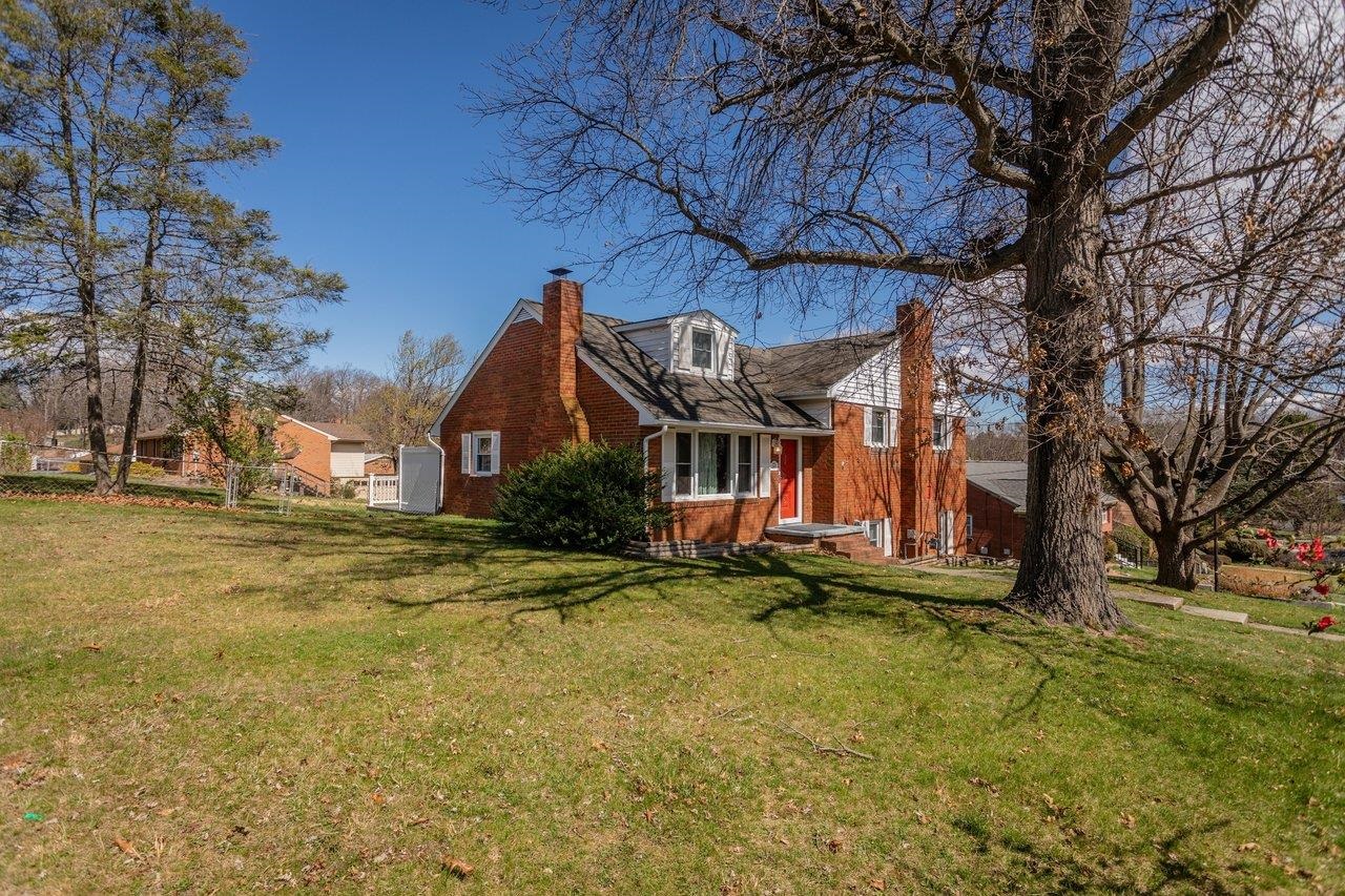 207 BURNLEY DR, STAUNTON, Virginia 24401, 4 Bedrooms Bedrooms, ,2 BathroomsBathrooms,Residential,207 BURNLEY DR,674871 MLS # 674871