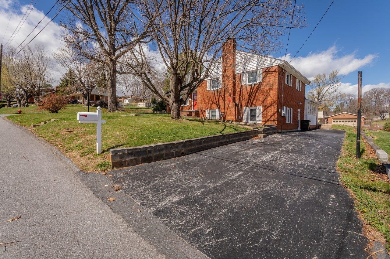 207 BURNLEY DR, STAUNTON, Virginia 24401, 4 Bedrooms Bedrooms, ,2 BathroomsBathrooms,Residential,207 BURNLEY DR,674871 MLS # 674871