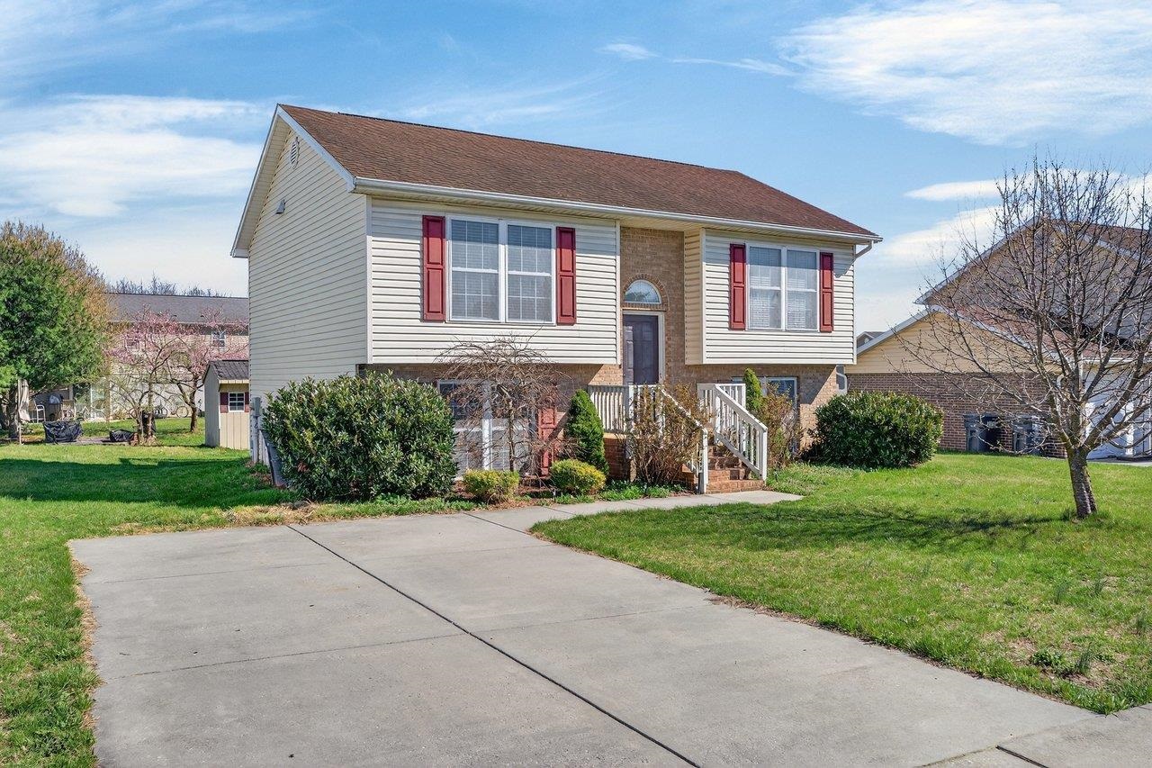 1390 STONECHRIS DR, HARRISONBURG, Virginia 22802, 3 Bedrooms Bedrooms, ,2 BathroomsBathrooms,Residential,1390 STONECHRIS DR,674936 MLS # 674936