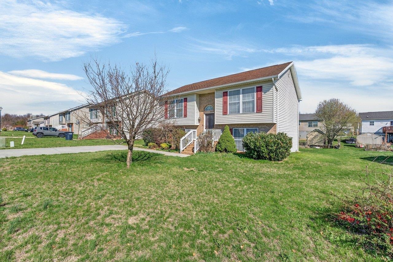 1390 STONECHRIS DR, HARRISONBURG, Virginia 22802, 3 Bedrooms Bedrooms, ,2 BathroomsBathrooms,Residential,1390 STONECHRIS DR,674936 MLS # 674936