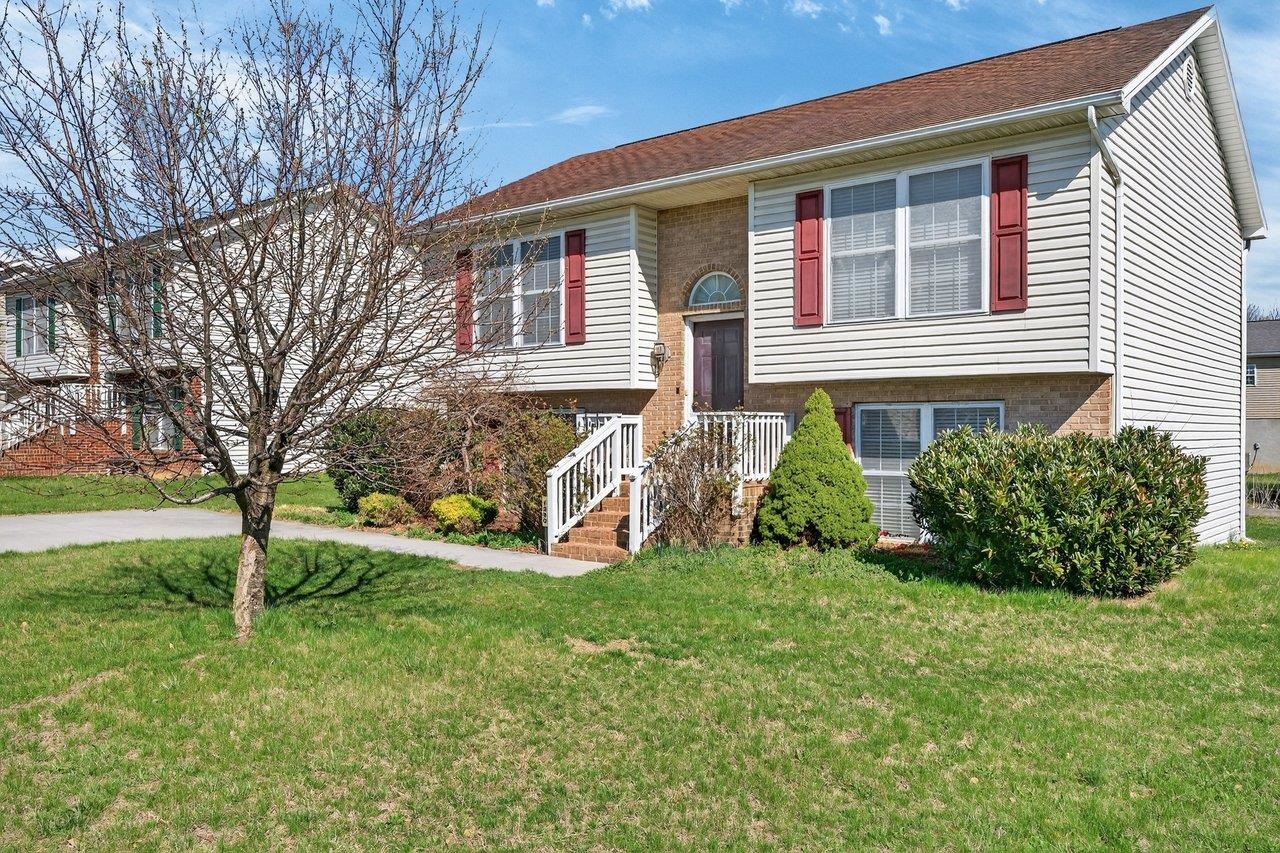 1390 STONECHRIS DR, HARRISONBURG, Virginia 22802, 3 Bedrooms Bedrooms, ,2 BathroomsBathrooms,Residential,1390 STONECHRIS DR,674936 MLS # 674936