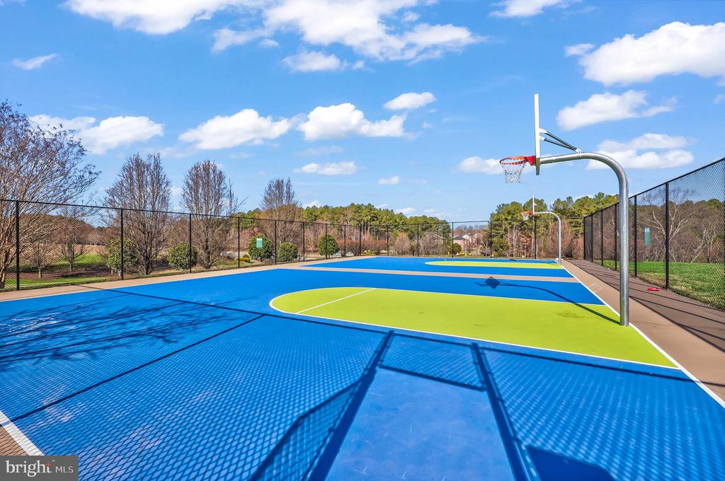 5010 BIRCH LEAF CIR, FREDERICKSBURG, Virginia 22407, 4 Bedrooms Bedrooms, ,4 BathroomsBathrooms,Residential,5010 BIRCH LEAF CIR,VASP2039934 MLS # VASP2039934