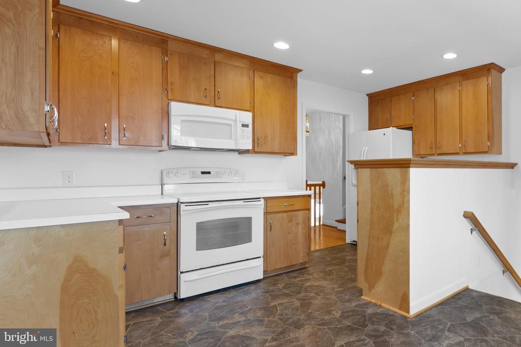 2513 HILLWOOD PL, CHARLOTTESVILLE, Virginia 22901, 4 Bedrooms Bedrooms, ,2 BathroomsBathrooms,Residential,2513 HILLWOOD PL,VACO2000220 MLS # VACO2000220