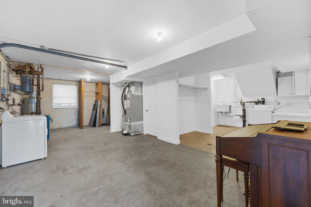 2513 HILLWOOD PL, CHARLOTTESVILLE, Virginia 22901, 4 Bedrooms Bedrooms, ,2 BathroomsBathrooms,Residential,2513 HILLWOOD PL,VACO2000220 MLS # VACO2000220