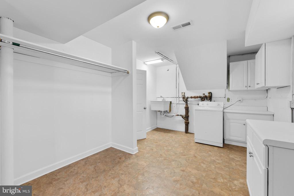 2513 HILLWOOD PL, CHARLOTTESVILLE, Virginia 22901, 4 Bedrooms Bedrooms, ,2 BathroomsBathrooms,Residential,2513 HILLWOOD PL,VACO2000220 MLS # VACO2000220