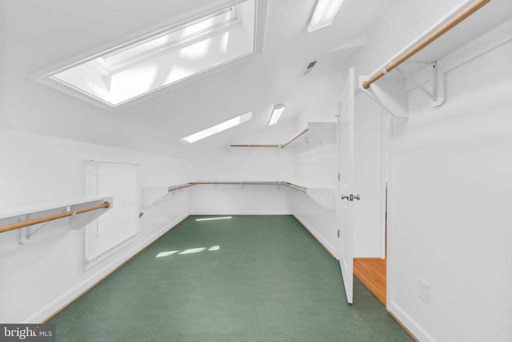 2513 HILLWOOD PL, CHARLOTTESVILLE, Virginia 22901, 4 Bedrooms Bedrooms, ,2 BathroomsBathrooms,Residential,2513 HILLWOOD PL,VACO2000220 MLS # VACO2000220