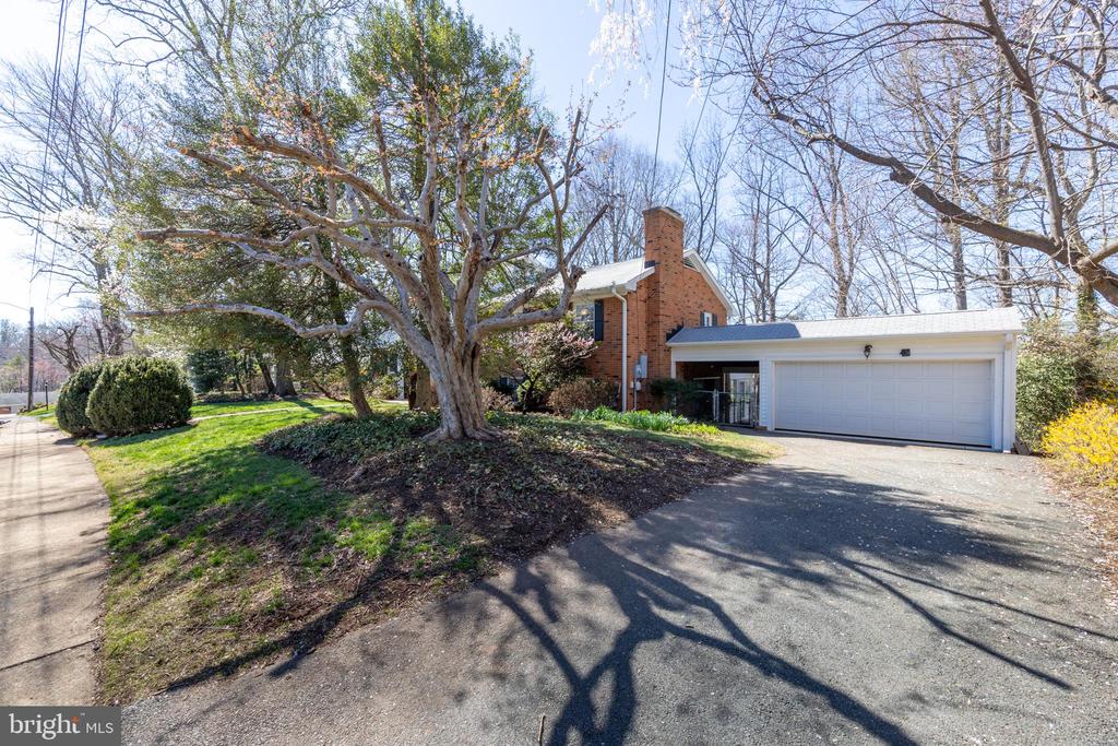 2513 HILLWOOD PL, CHARLOTTESVILLE, Virginia 22901, 4 Bedrooms Bedrooms, ,2 BathroomsBathrooms,Residential,2513 HILLWOOD PL,VACO2000220 MLS # VACO2000220