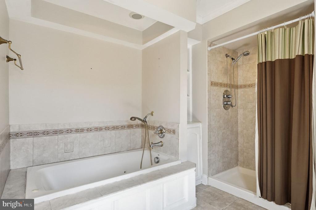 8277 LOCK LN, WARRENTON, Virginia 20186, 5 Bedrooms Bedrooms, ,3 BathroomsBathrooms,Residential,8277 LOCK LN,VAFQ2021058 MLS # VAFQ2021058