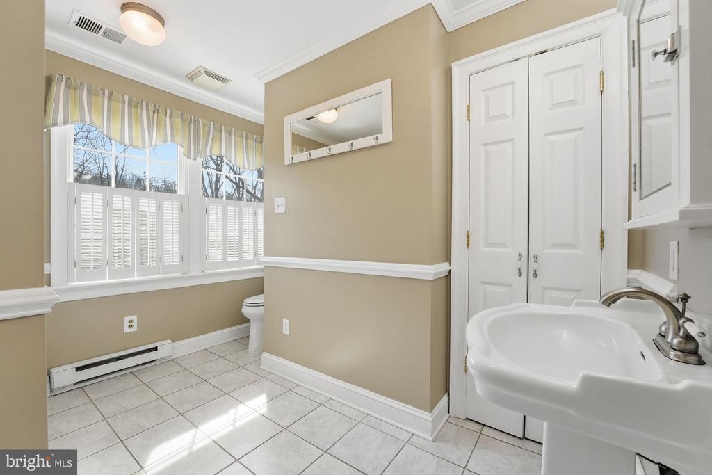 8277 LOCK LN, WARRENTON, Virginia 20186, 5 Bedrooms Bedrooms, ,3 BathroomsBathrooms,Residential,8277 LOCK LN,VAFQ2021058 MLS # VAFQ2021058