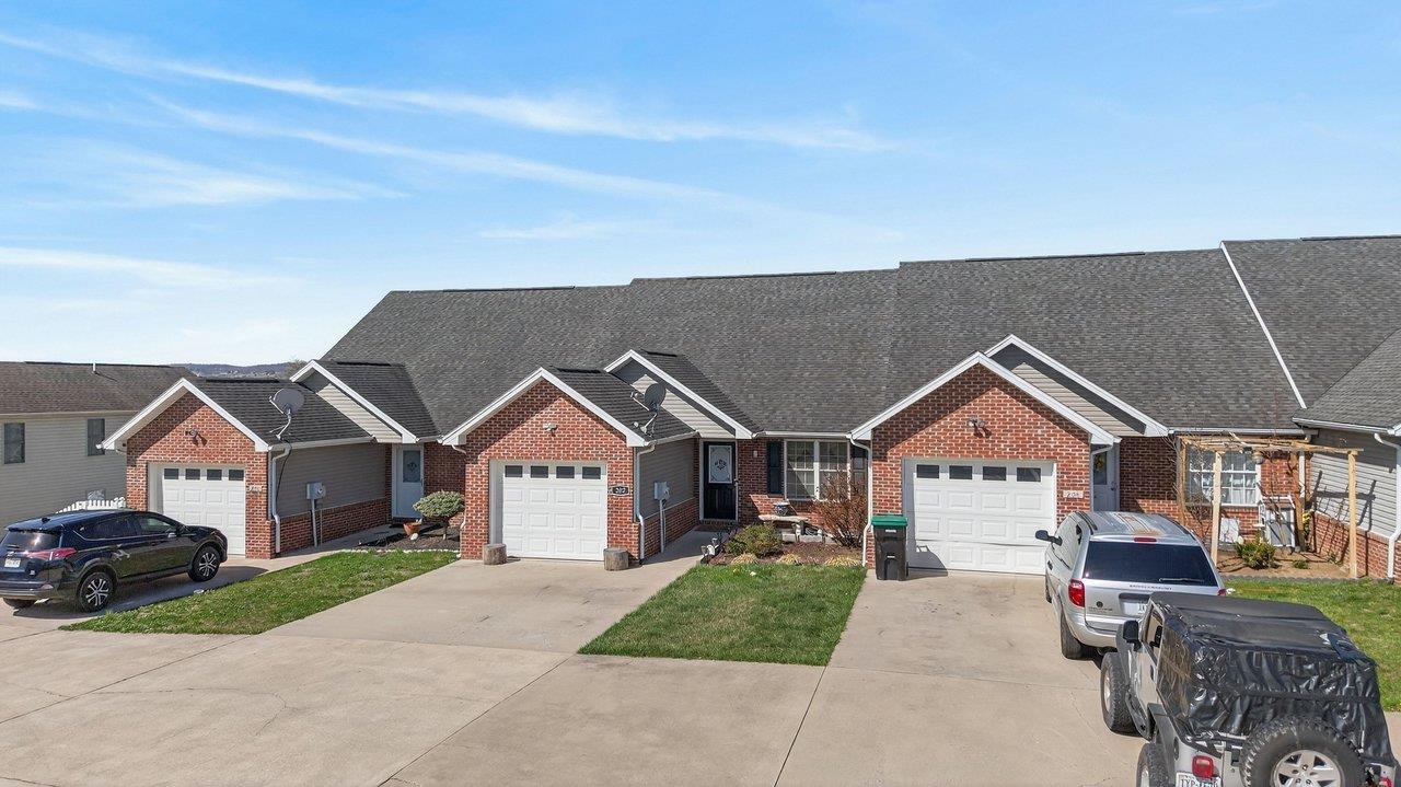 202 TARA DAWN CIR, BROADWAY, Virginia 22815, 3 Bedrooms Bedrooms, ,2 BathroomsBathrooms,Residential,202 TARA DAWN CIR,675006 MLS # 675006