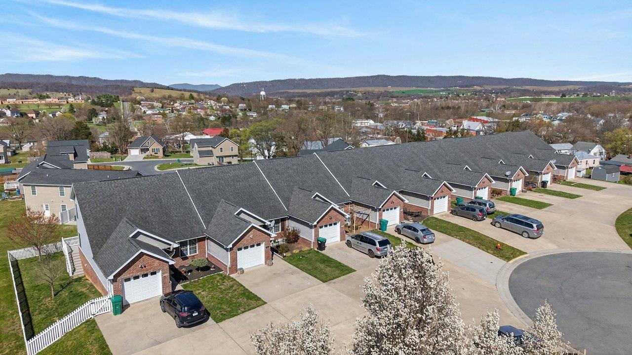 202 TARA DAWN CIR, BROADWAY, Virginia 22815, 3 Bedrooms Bedrooms, ,2 BathroomsBathrooms,Residential,202 TARA DAWN CIR,675006 MLS # 675006