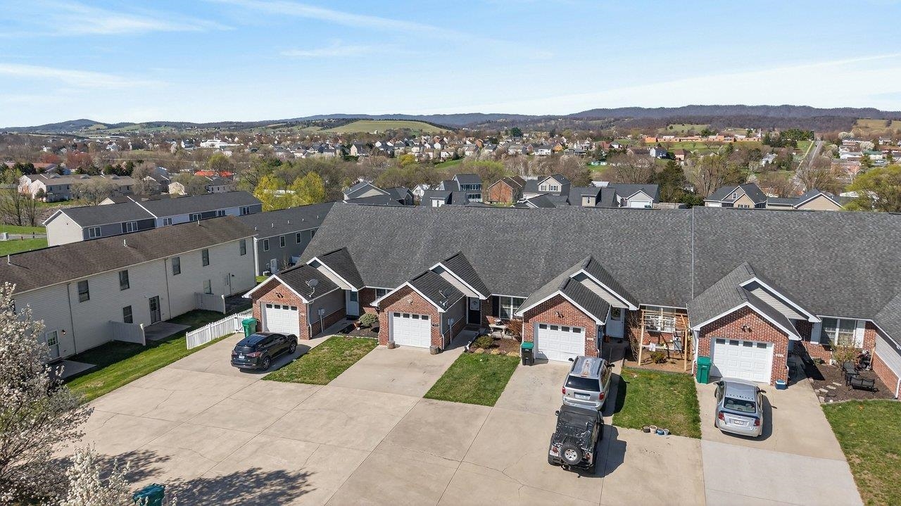 202 TARA DAWN CIR, BROADWAY, Virginia 22815, 3 Bedrooms Bedrooms, ,2 BathroomsBathrooms,Residential,202 TARA DAWN CIR,675006 MLS # 675006