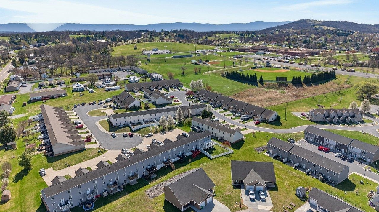 202 TARA DAWN CIR, BROADWAY, Virginia 22815, 3 Bedrooms Bedrooms, ,2 BathroomsBathrooms,Residential,202 TARA DAWN CIR,675006 MLS # 675006