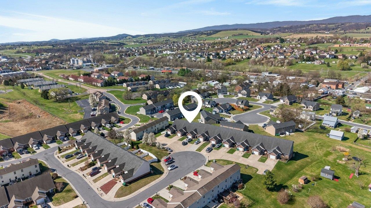 202 TARA DAWN CIR, BROADWAY, Virginia 22815, 3 Bedrooms Bedrooms, ,2 BathroomsBathrooms,Residential,202 TARA DAWN CIR,675006 MLS # 675006