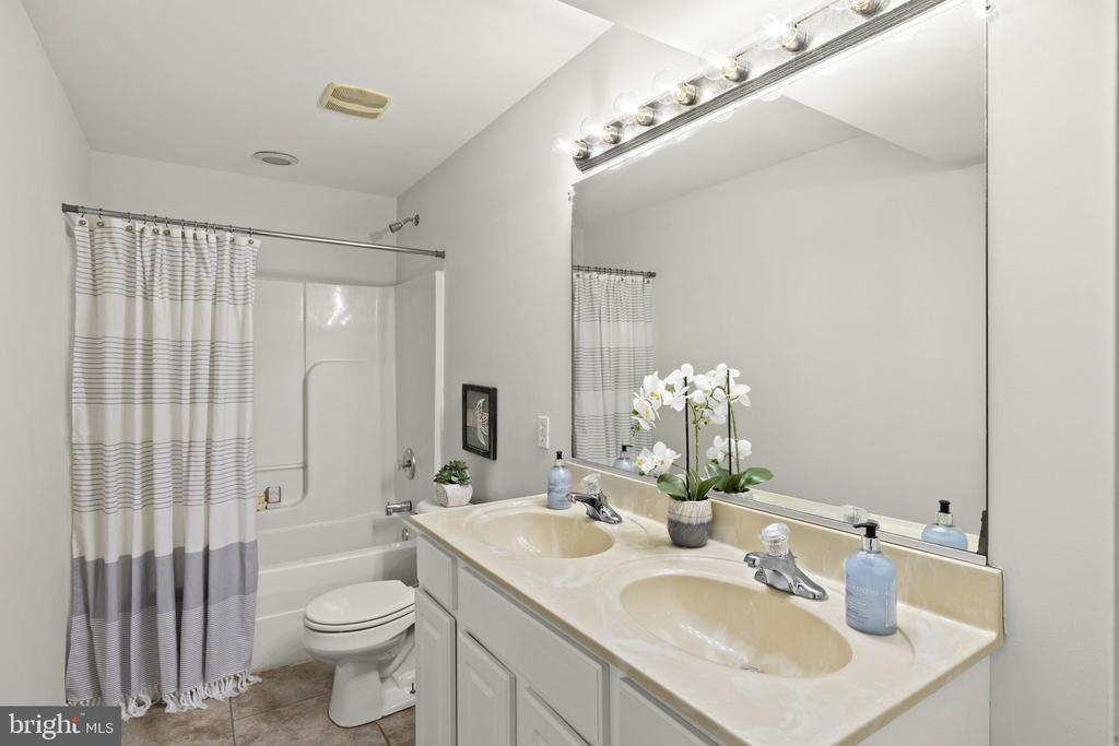 102 FAIRFAX LN, LOCUST GROVE, Virginia 22508, 5 Bedrooms Bedrooms, ,3 BathroomsBathrooms,Residential,LOWA,102 FAIRFAX LN,VAOR2013682 MLS # VAOR2013682