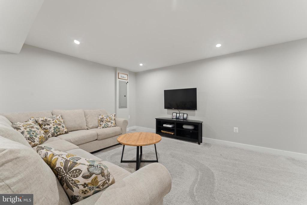 8600 RAWLINGS CT, SPOTSYLVANIA, Virginia 22551, 5 Bedrooms Bedrooms, ,4 BathroomsBathrooms,Residential,8600 RAWLINGS CT,VASP2040336 MLS # VASP2040336