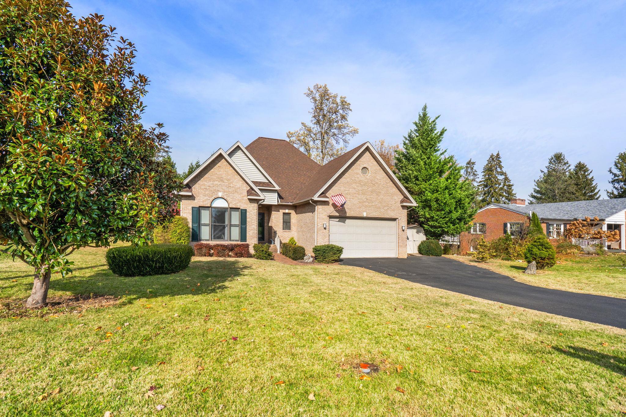 204 ROSE HILL CIR, STAUNTON, Virginia 24401, 3 Bedrooms Bedrooms, ,2 BathroomsBathrooms,Residential,204 ROSE HILL CIR,675041 MLS # 675041