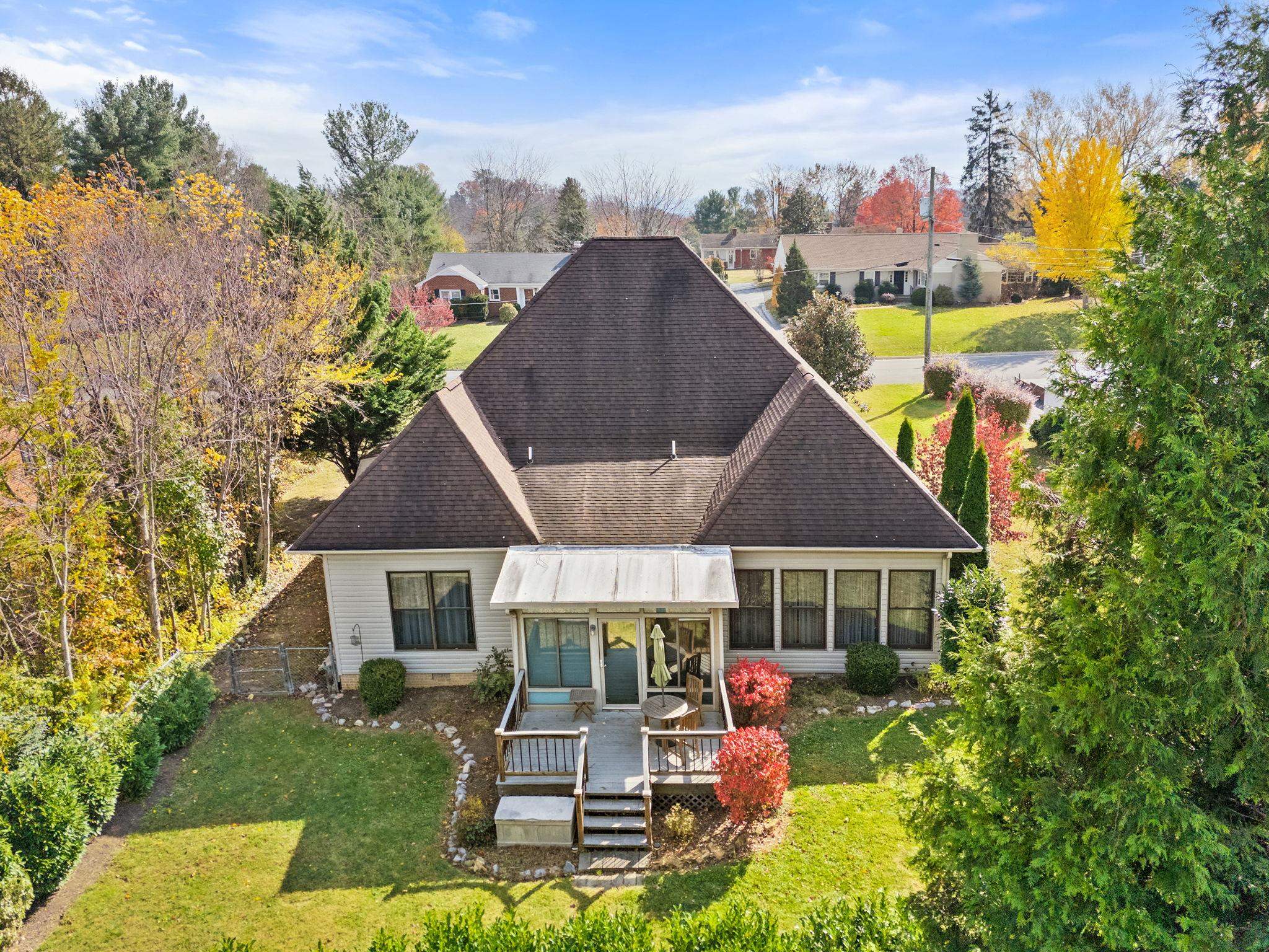 204 ROSE HILL CIR, STAUNTON, Virginia 24401, 3 Bedrooms Bedrooms, ,2 BathroomsBathrooms,Residential,204 ROSE HILL CIR,675041 MLS # 675041