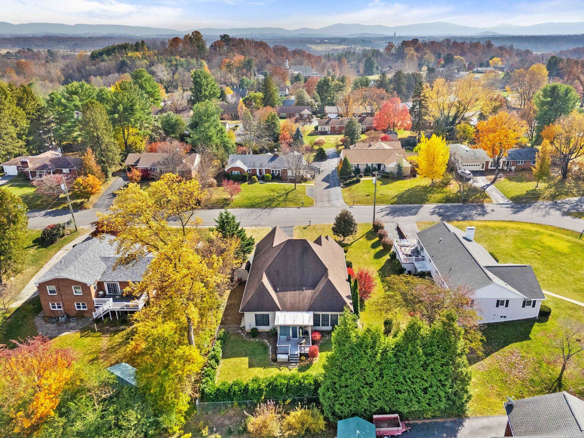 204 ROSE HILL CIR, STAUNTON, Virginia 24401, 3 Bedrooms Bedrooms, ,2 BathroomsBathrooms,Residential,204 ROSE HILL CIR,675041 MLS # 675041