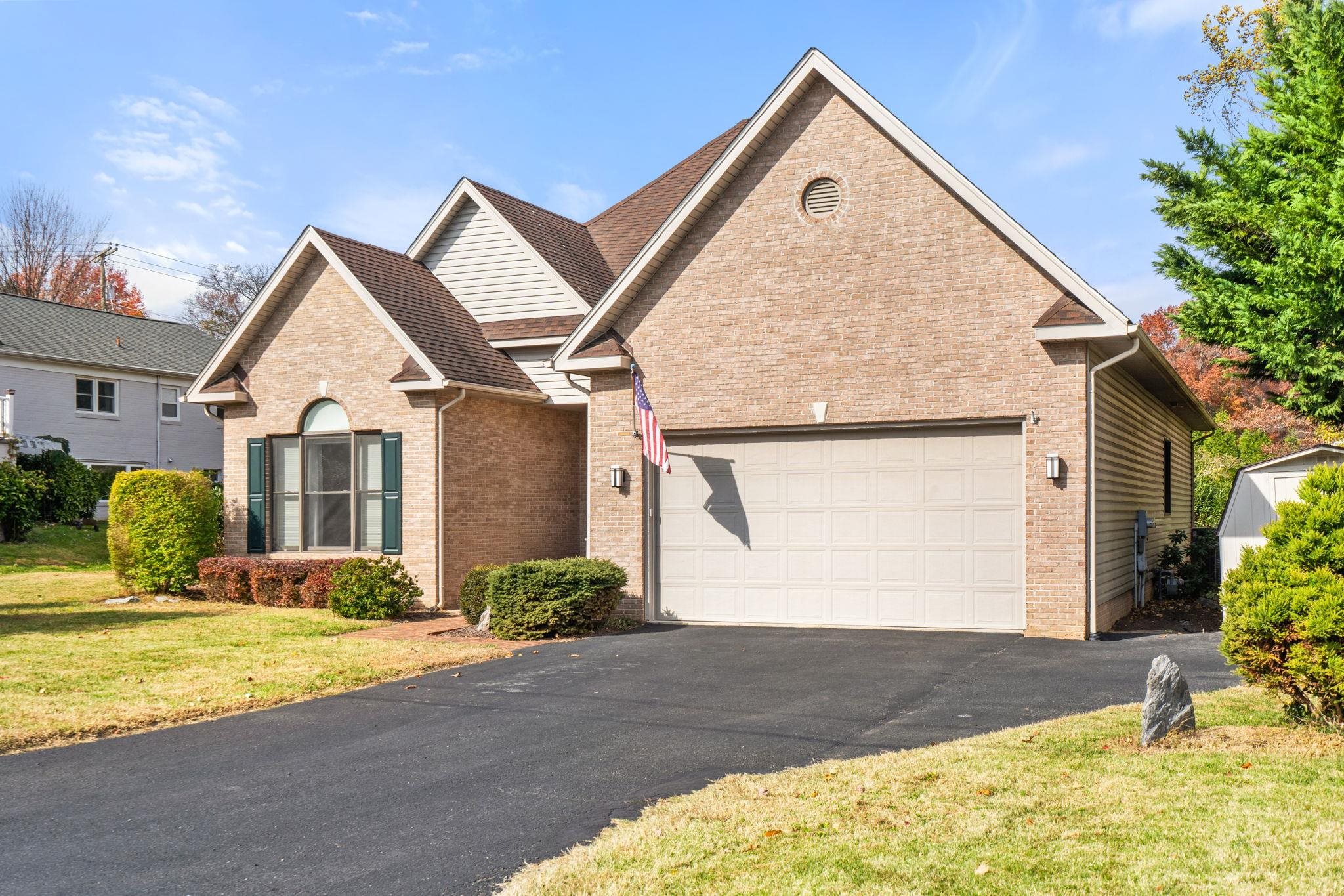 204 ROSE HILL CIR, STAUNTON, Virginia 24401, 3 Bedrooms Bedrooms, ,2 BathroomsBathrooms,Residential,204 ROSE HILL CIR,675041 MLS # 675041