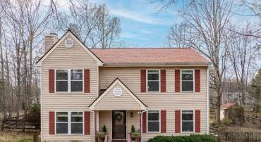 Colonial-style 4-bedroom home in Lake Monticello featuring a landscaped front yard and 2-story design