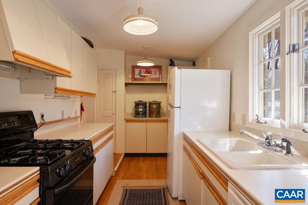 907 COTTAGE LN, CHARLOTTESVILLE, Virginia 22903, 4 Bedrooms Bedrooms, ,3 BathroomsBathrooms,Residential,907 COTTAGE LN,661152 MLS # 661152