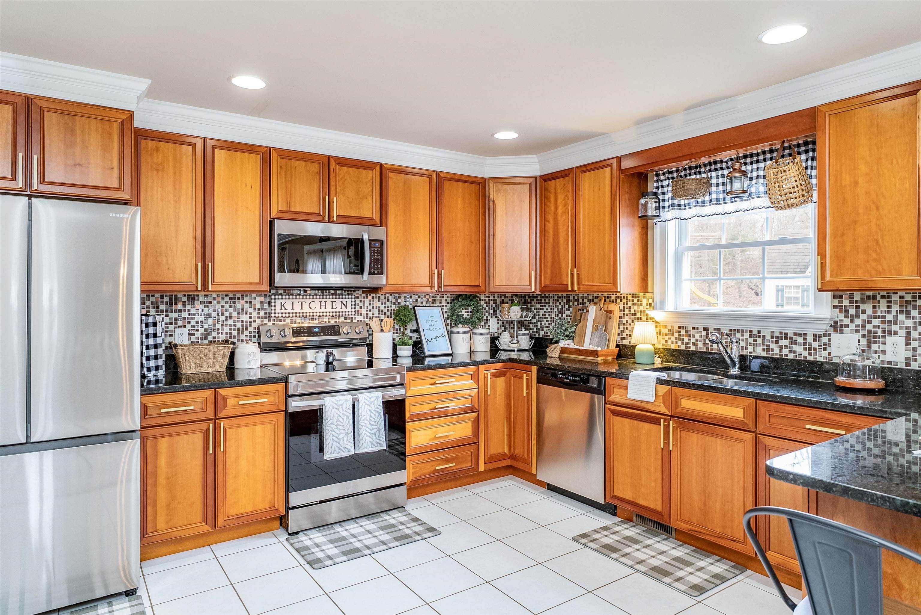 406 WOODLAND DR, LURAY, Virginia 22835, 4 Bedrooms Bedrooms, ,2 BathroomsBathrooms,Residential,406 WOODLAND DR,675091 MLS # 675091