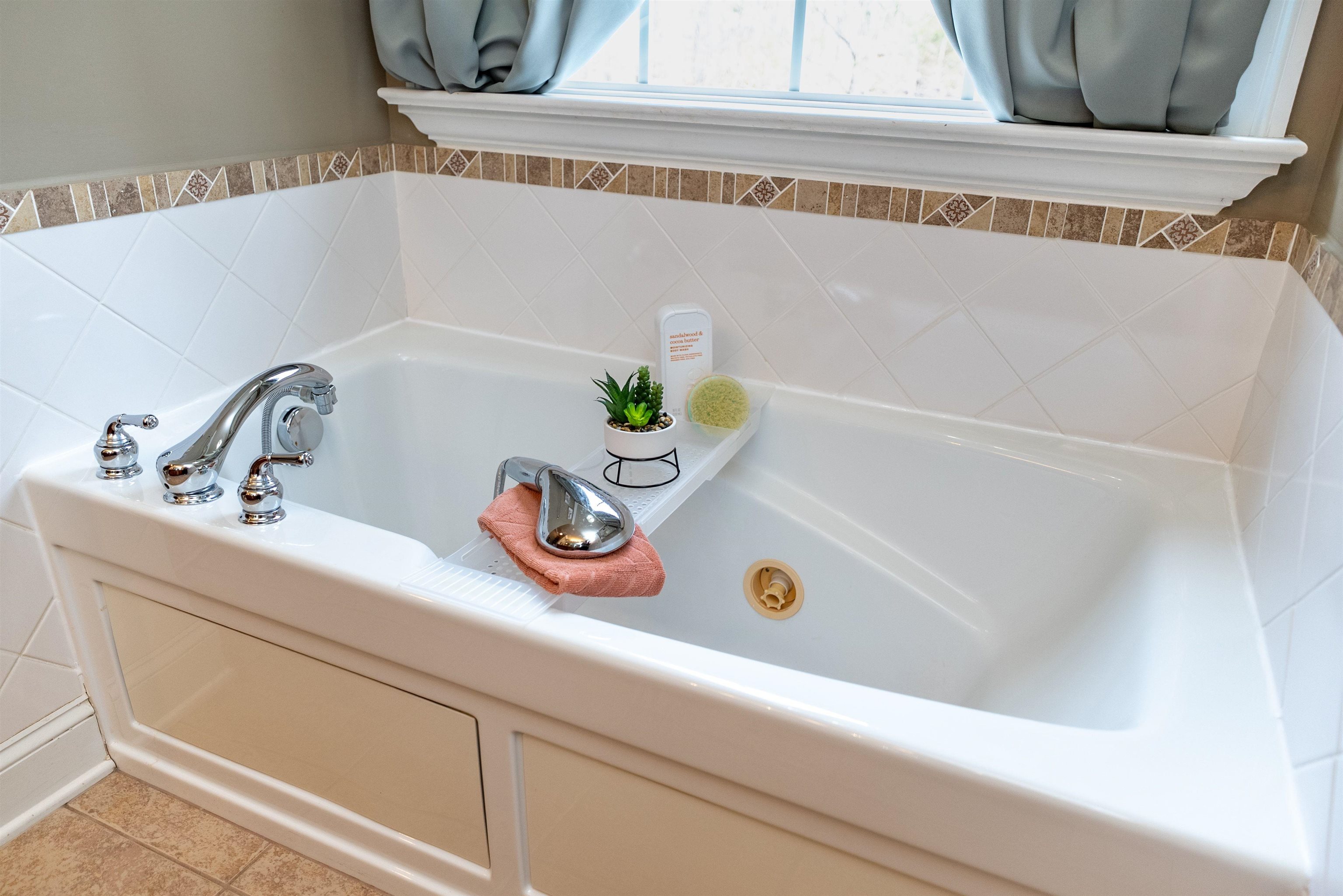 406 WOODLAND DR, LURAY, Virginia 22835, 4 Bedrooms Bedrooms, ,2 BathroomsBathrooms,Residential,406 WOODLAND DR,675091 MLS # 675091