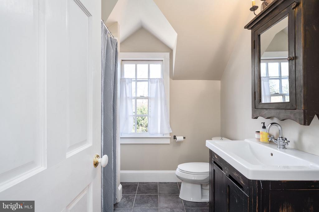 560 RICHMOND RD, AMISSVILLE, Virginia 20106, 4 Bedrooms Bedrooms, ,4 BathroomsBathrooms,Residential,560 RICHMOND RD,VARP2002374 MLS # VARP2002374