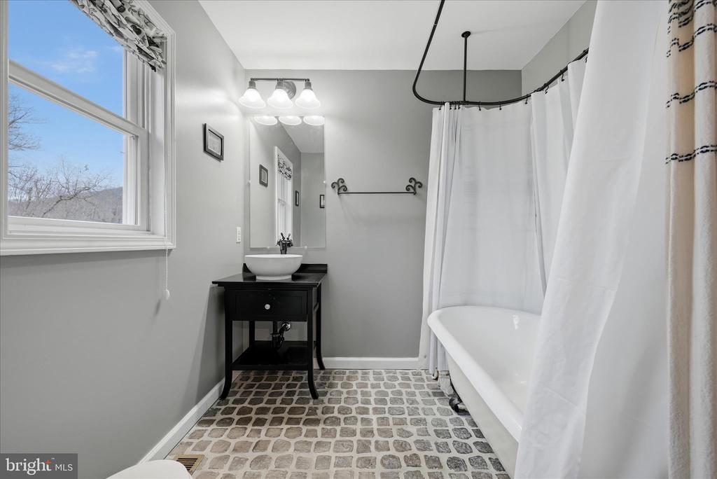 3998 HIDDEN VALLEY LN, LINDEN, Virginia, 3 Bedrooms Bedrooms, ,2 BathroomsBathrooms,Residential,3998 HIDDEN VALLEY LN,VAFQ2021012 MLS # VAFQ2021012